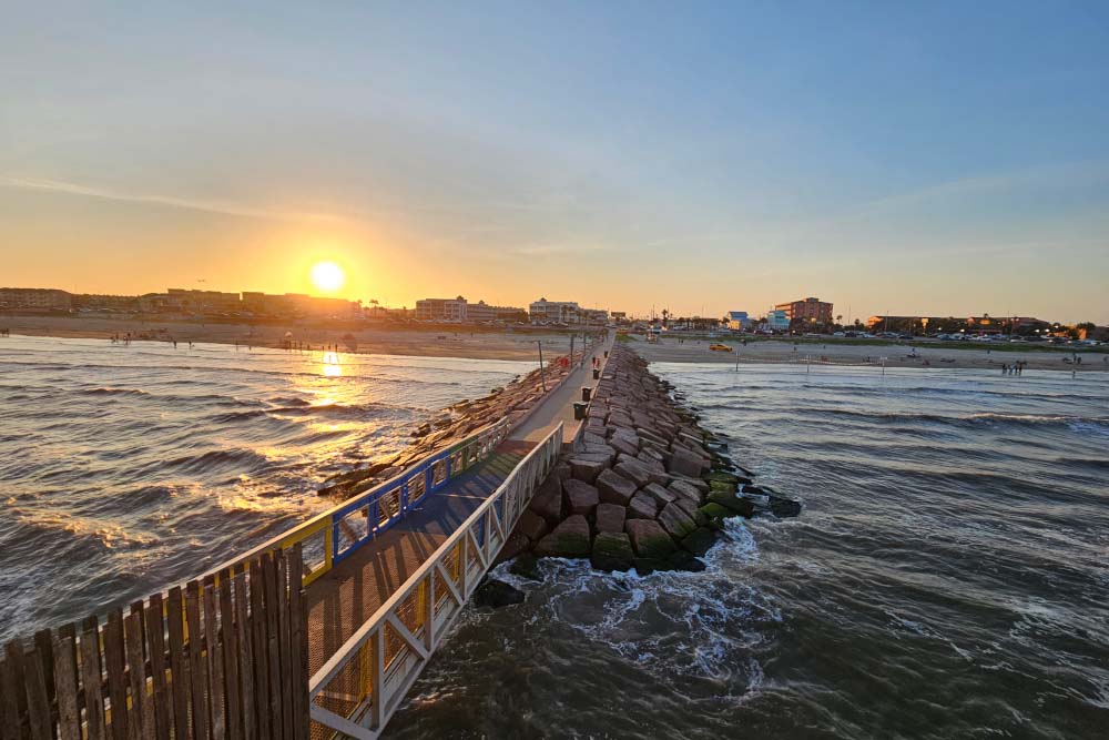 61st St Fishing Pier Great Fishing Pier with so many fish waiting